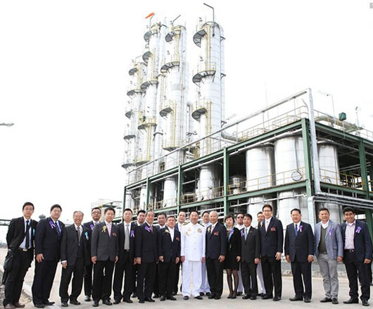UBE公司股东及承建商在蒸馏塔下合影(左起第六位为乐动在线客服董事长余伟俊先生、左起第四位为乐动在线客服总裁唐兆兴先生)